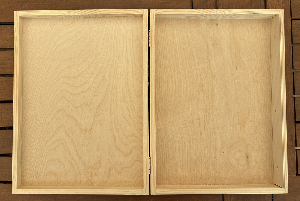 boite en bois brut et accessoires à l'intérieur