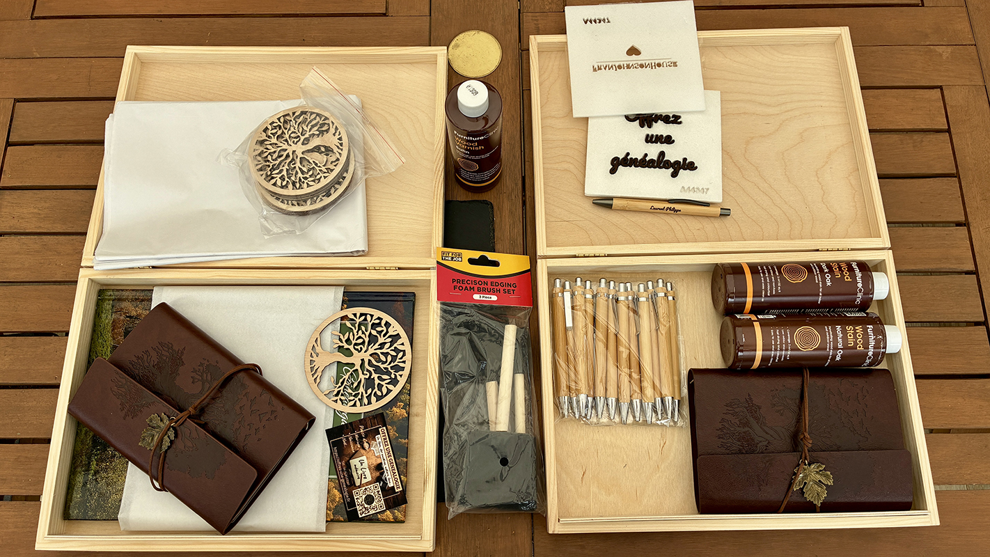 boite en bois brut et accessoires à l'intérieur