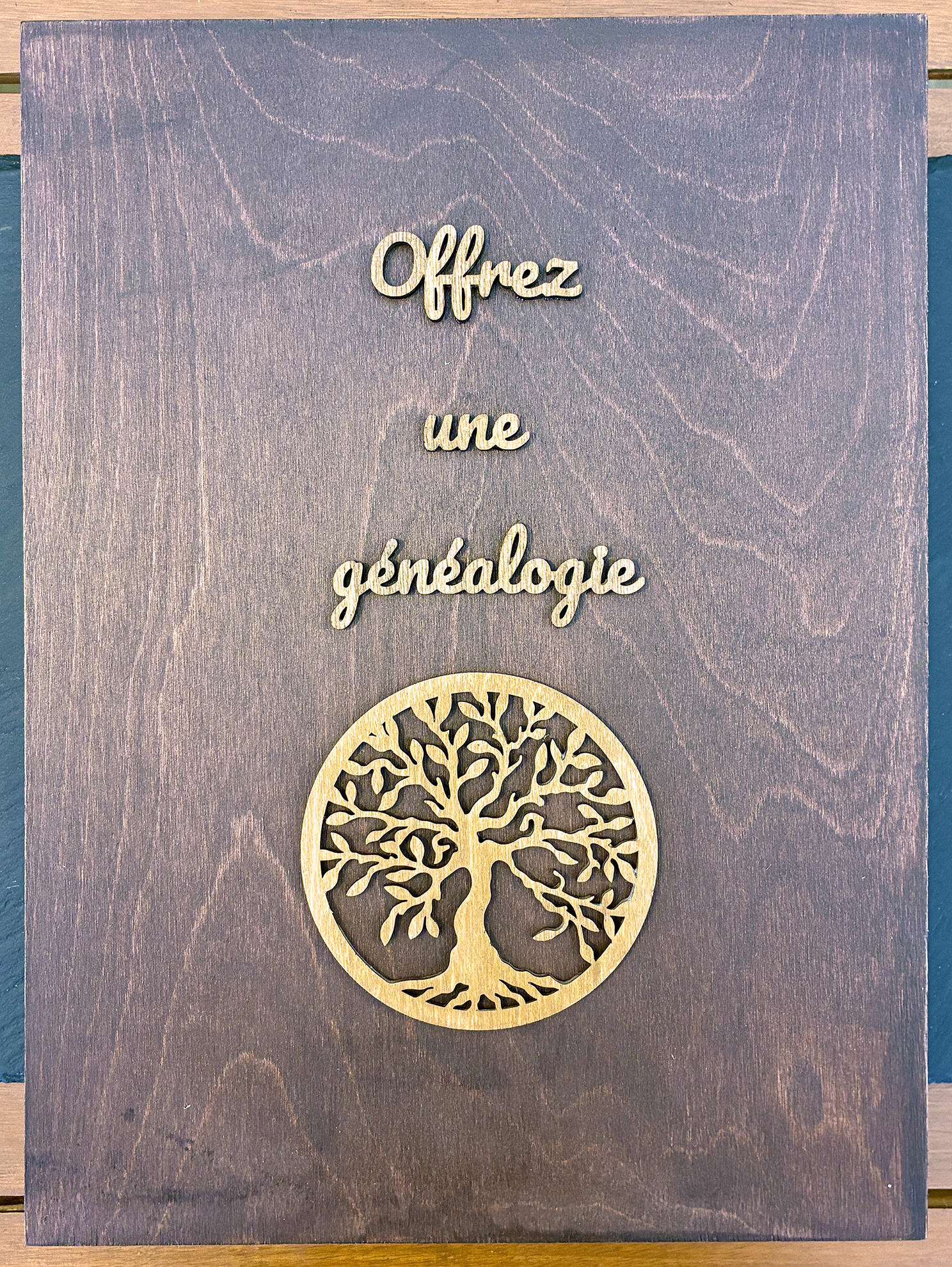 Face de la boite cadeau en bois personnalisée pour le livre généalogique
