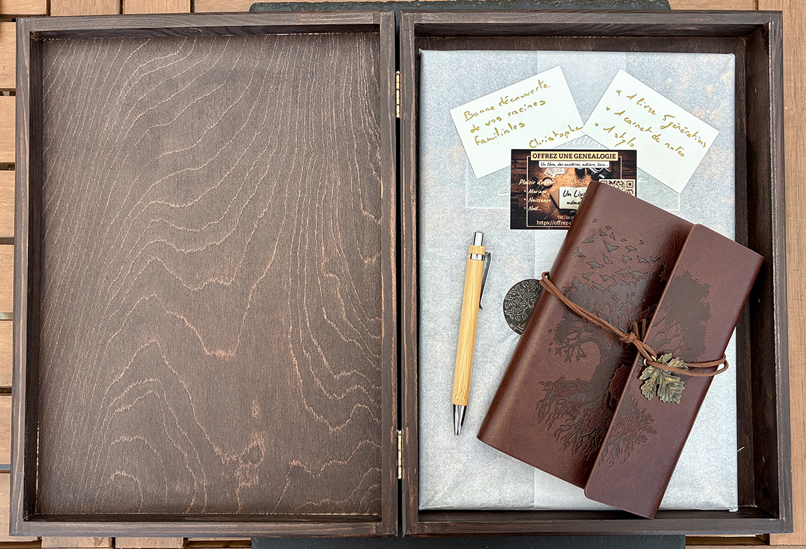 Intérieur de la boite cadeau en bois personnalisée pour le livre généalogique